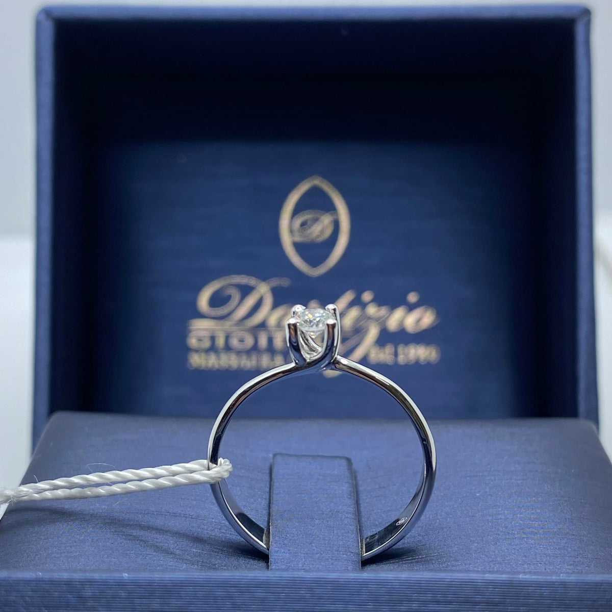Anello Solitario in Oro 18KT 18KT e Diamante Ct. 0,19 G-VS