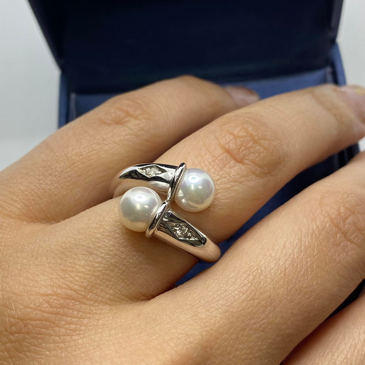 Anello Asayo in Oro 18KT 18KT con Perla di Acqua Salata e Diamanti