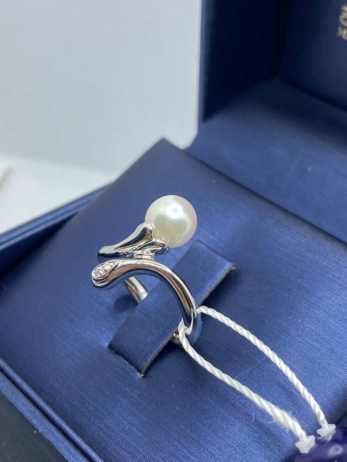 Anello Asayo in Oro 18KT 18KT con Perla di Acqua Salata e Diamanti