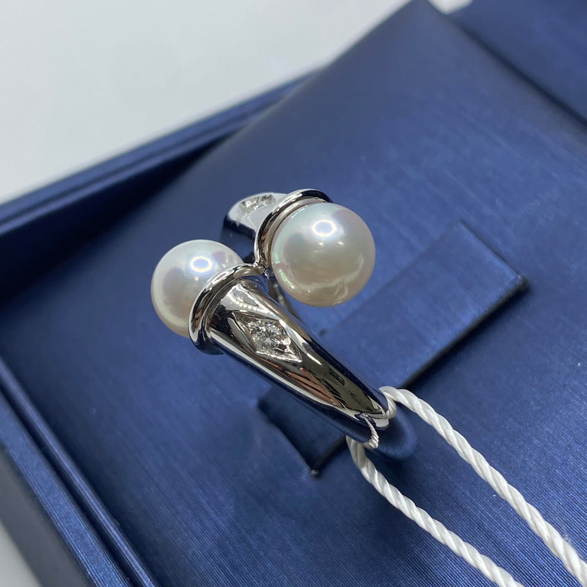 Anello Asayo in Oro 18KT 18KT con Perla di Acqua Salata e Diamanti