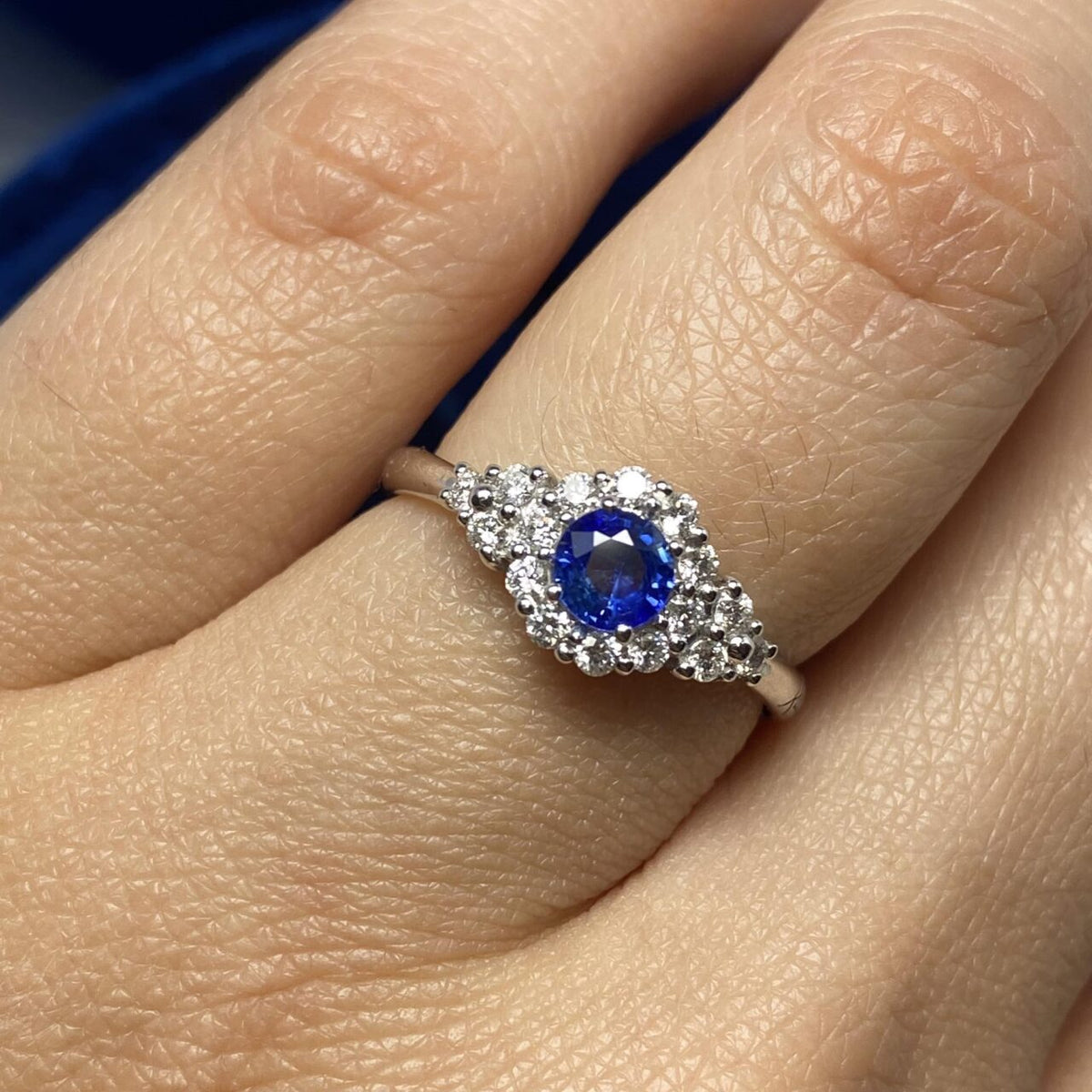 Anello Donna in Oro 18KT 18KT Recarlo con Zaffiro CT 0.49 e Diamanti