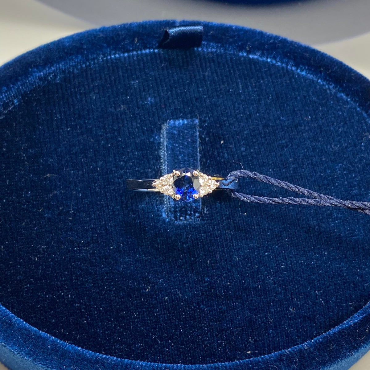 Anello Donna Recarlo in Oro 18KT 18KT con Zaffiro Ct 0.72 e Diamanti