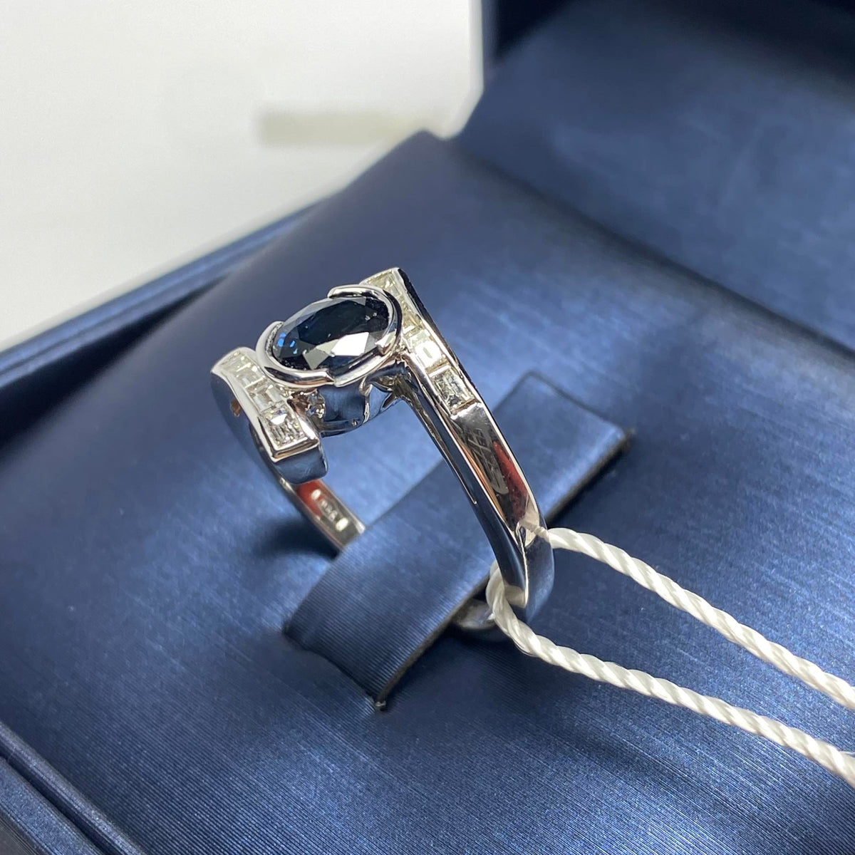 Anello Donna in Oro 18KT 18KT con Zaffiro ct 0.90 e Diamanti