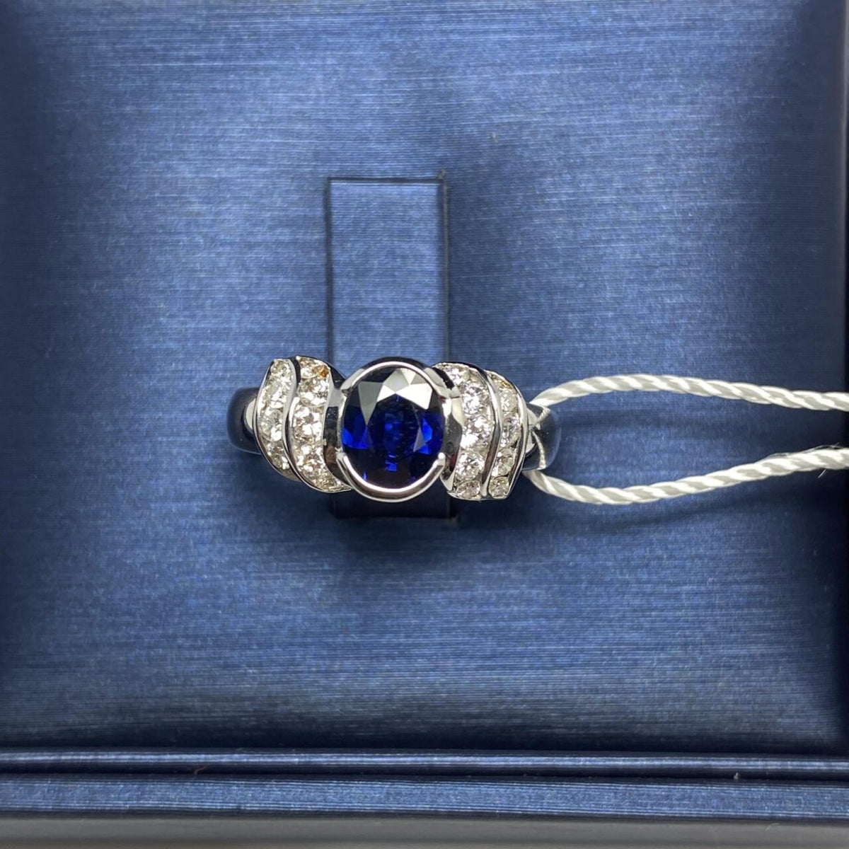 Anello Donna in Oro 18KT 18KT con Zaffiro Ct 1.10 e Diamanti