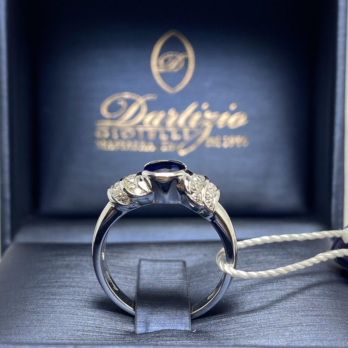 Anello Donna in Oro 18KT 18KT con Zaffiro Ct 1.10 e Diamanti