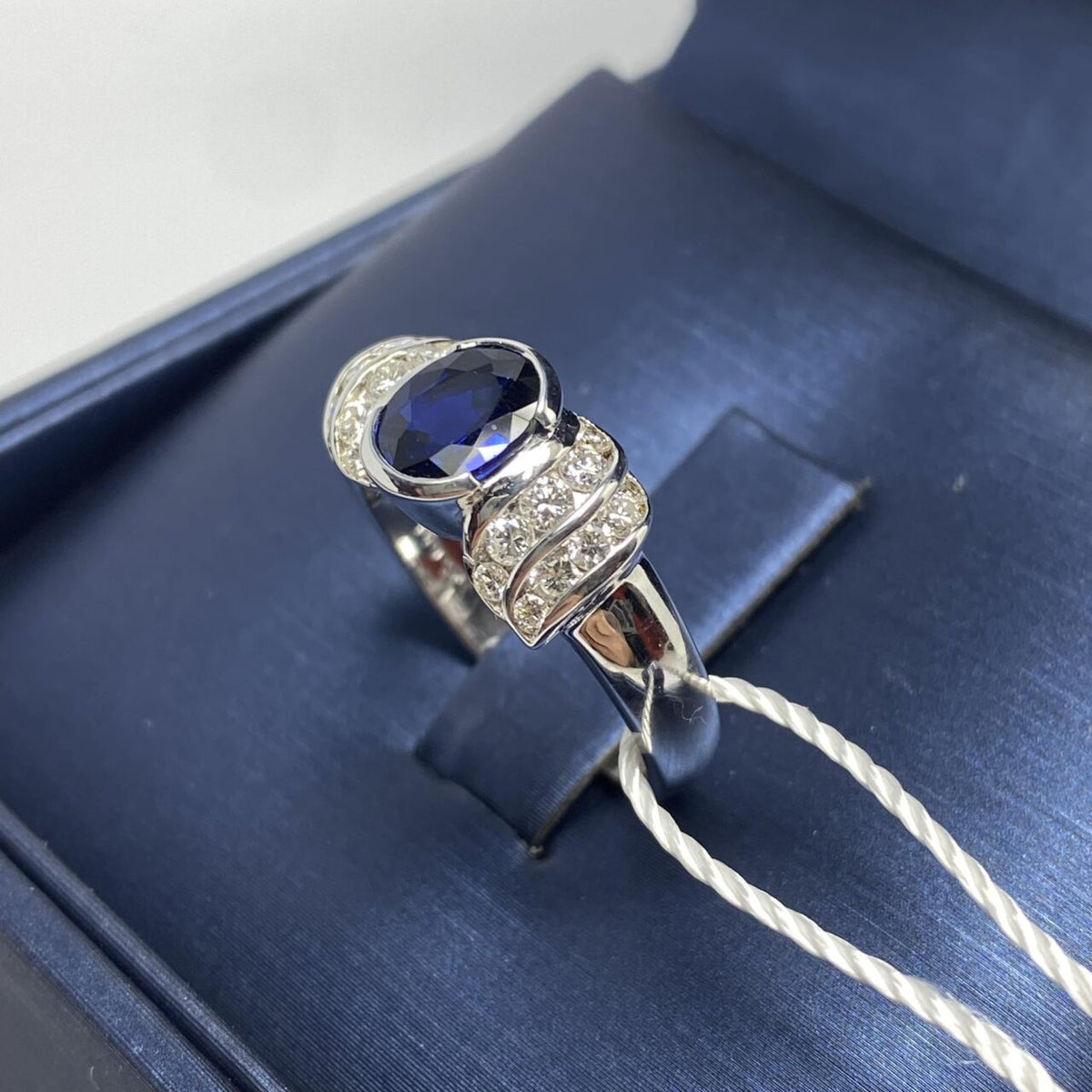 Anello Donna in Oro 18KT 18KT con Zaffiro Ct 1.10 e Diamanti
