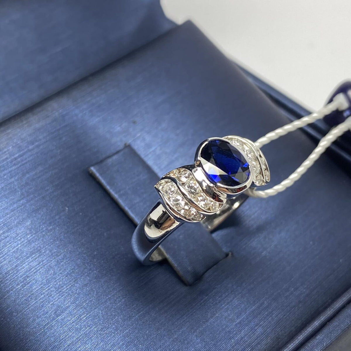 Anello Donna in Oro 18KT 18KT con Zaffiro Ct 1.10 e Diamanti