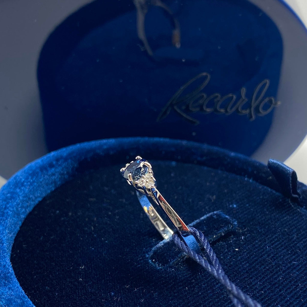 Anello Donna Recarlo in Oro 18KT 18KT con Zaffiro Ct 0.72 e Diamanti