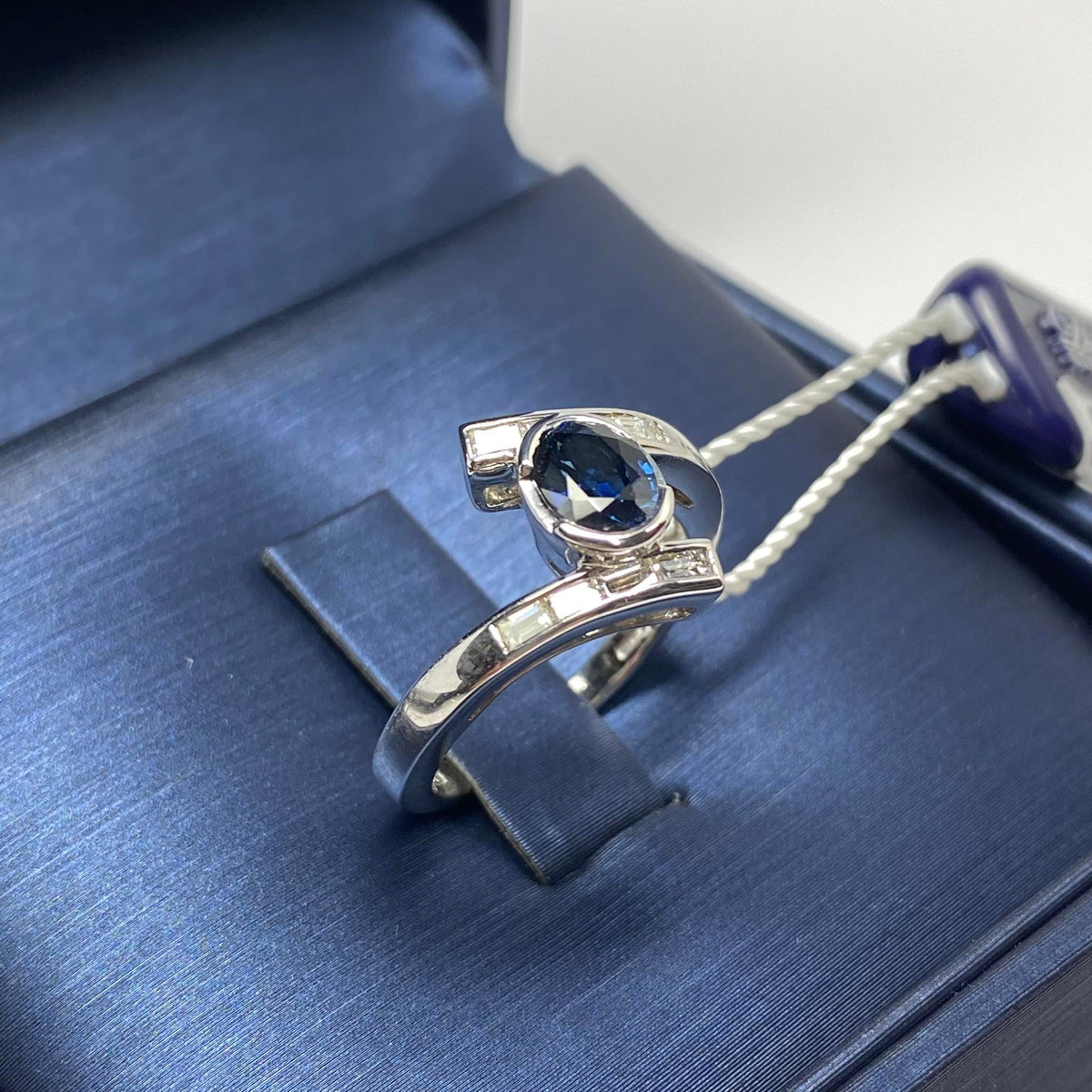 Anello Donna in Oro 18KT 18KT con Zaffiro ct 0.90 e Diamanti