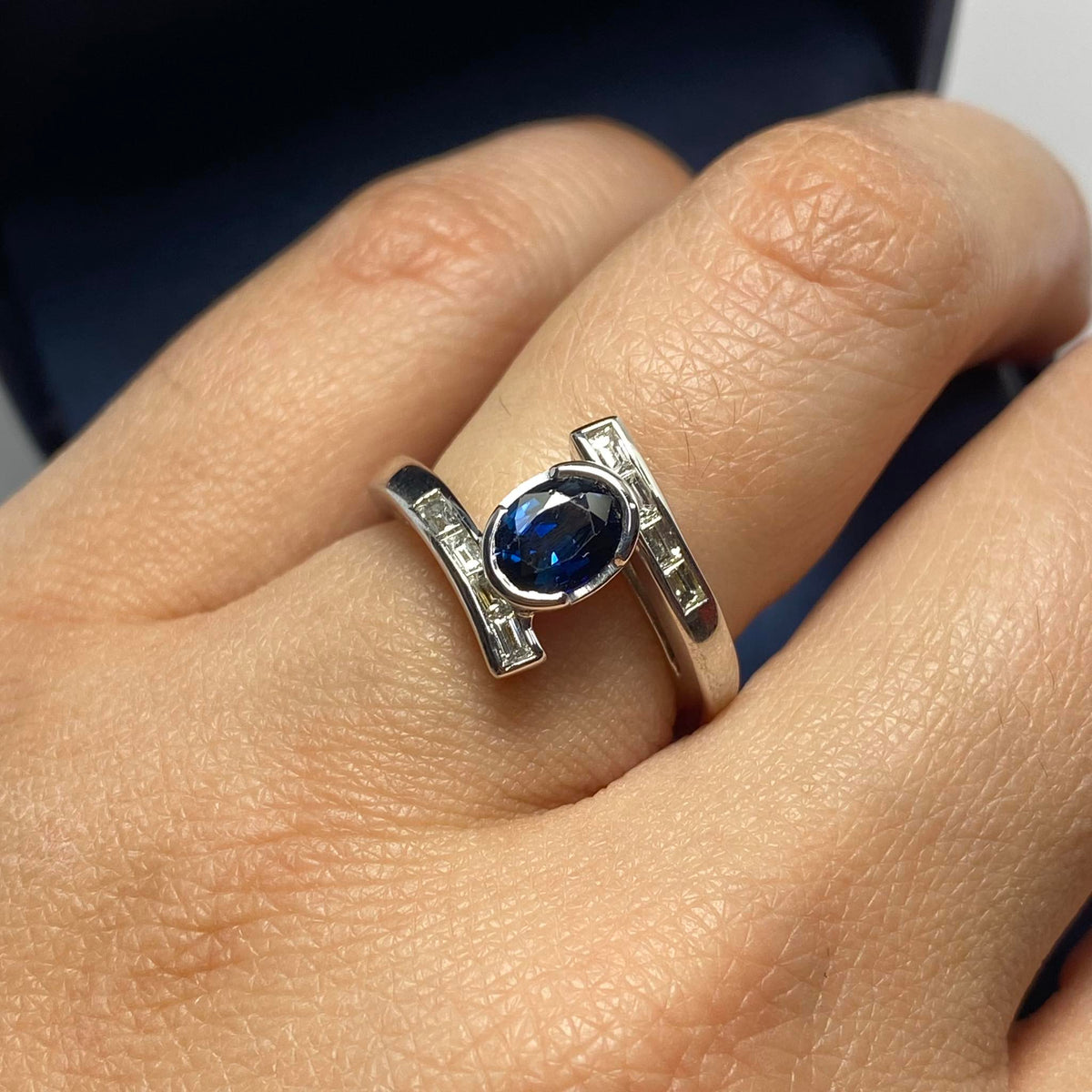 Anello Donna in Oro 18KT 18KT con Zaffiro ct 0.90 e Diamanti