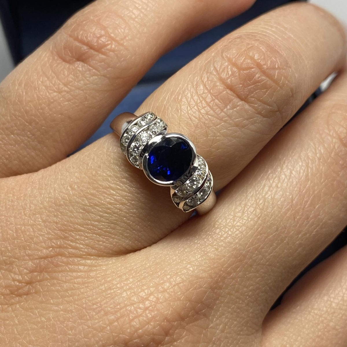 Anello Donna in Oro 18KT 18KT con Zaffiro Ct 1.10 e Diamanti
