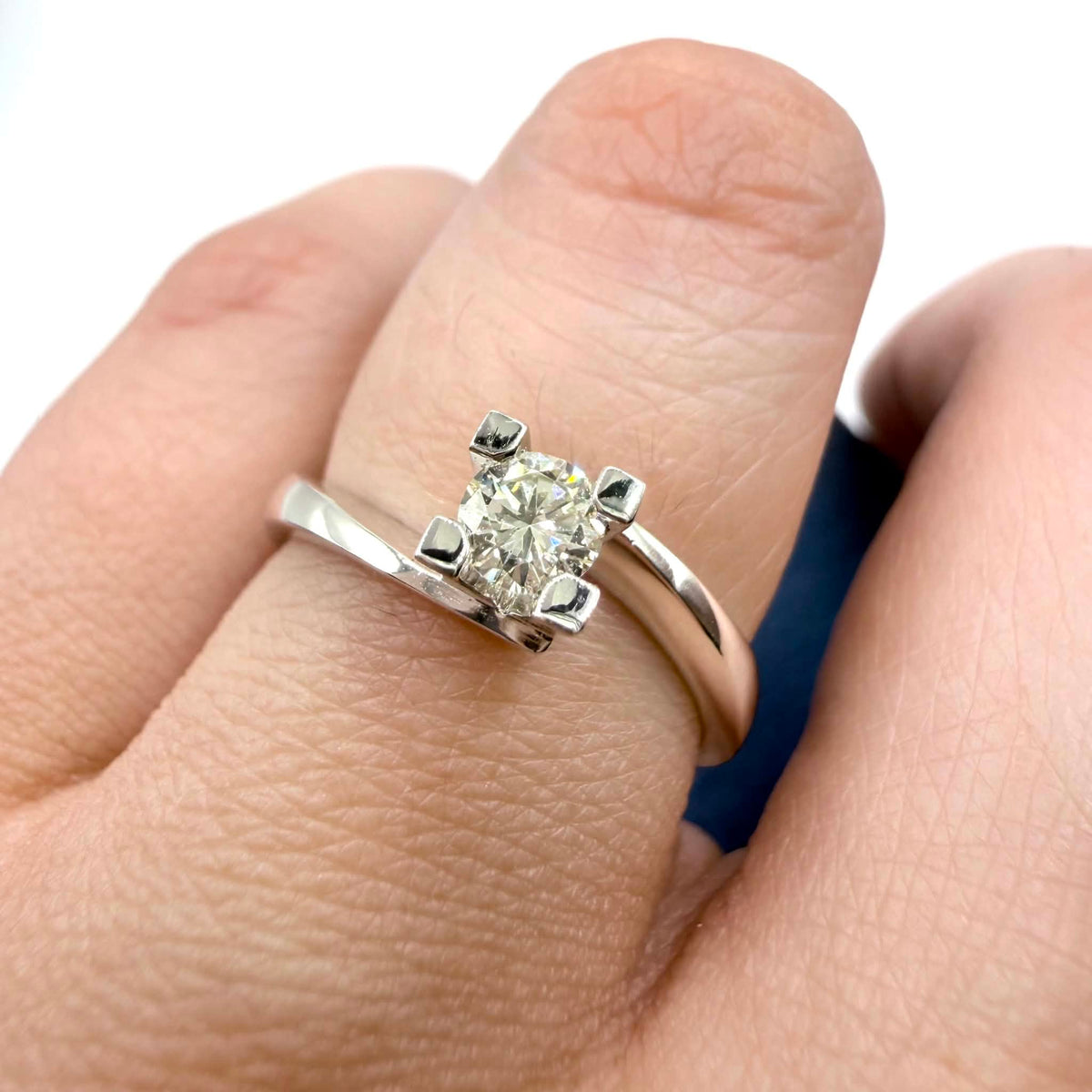 Anello Solitario in Oro 18KT 18KT e Diamante Ct. 0,30 G-VVS