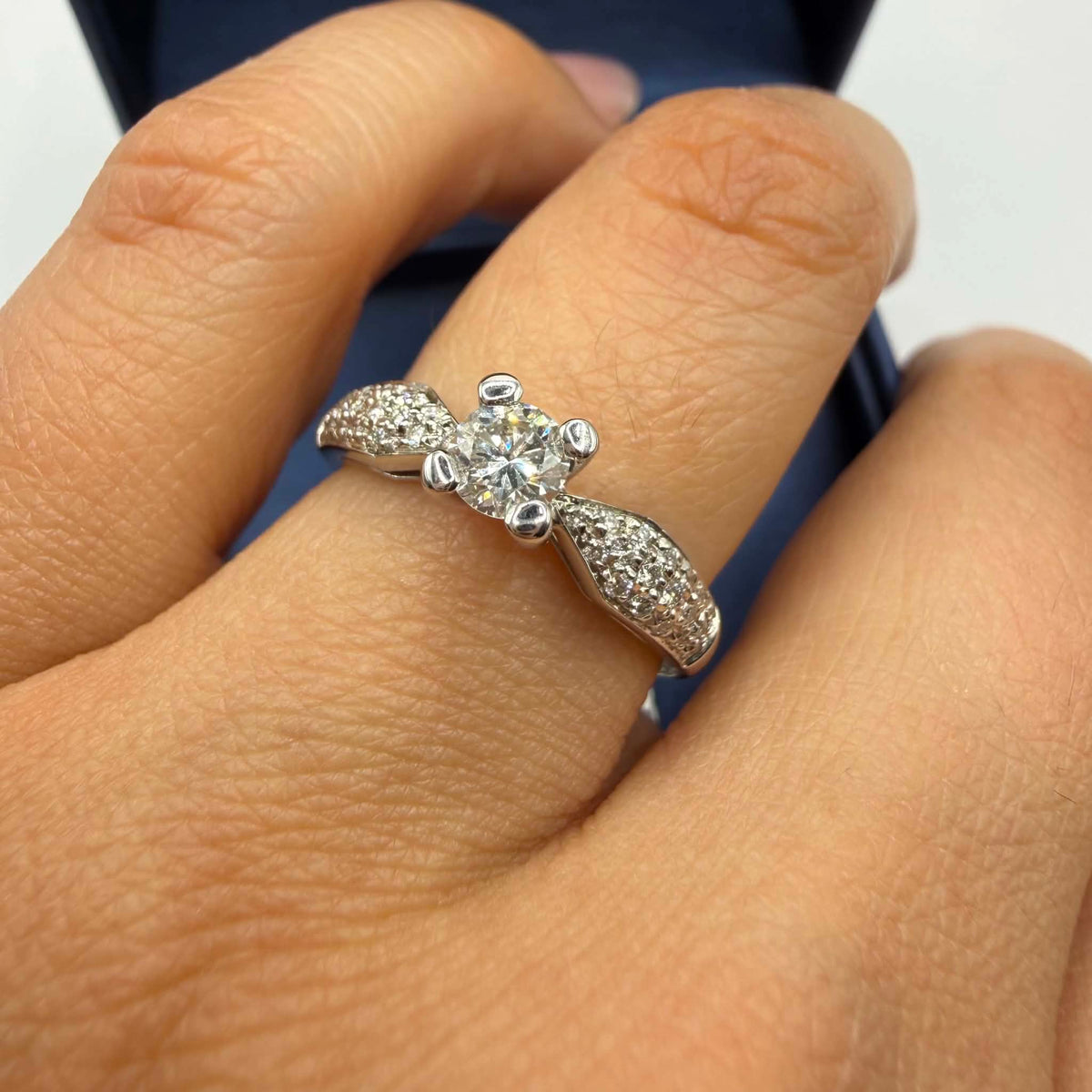 Anello Solitario in Oro 18KT 18KT e Diamante ct. 0,24