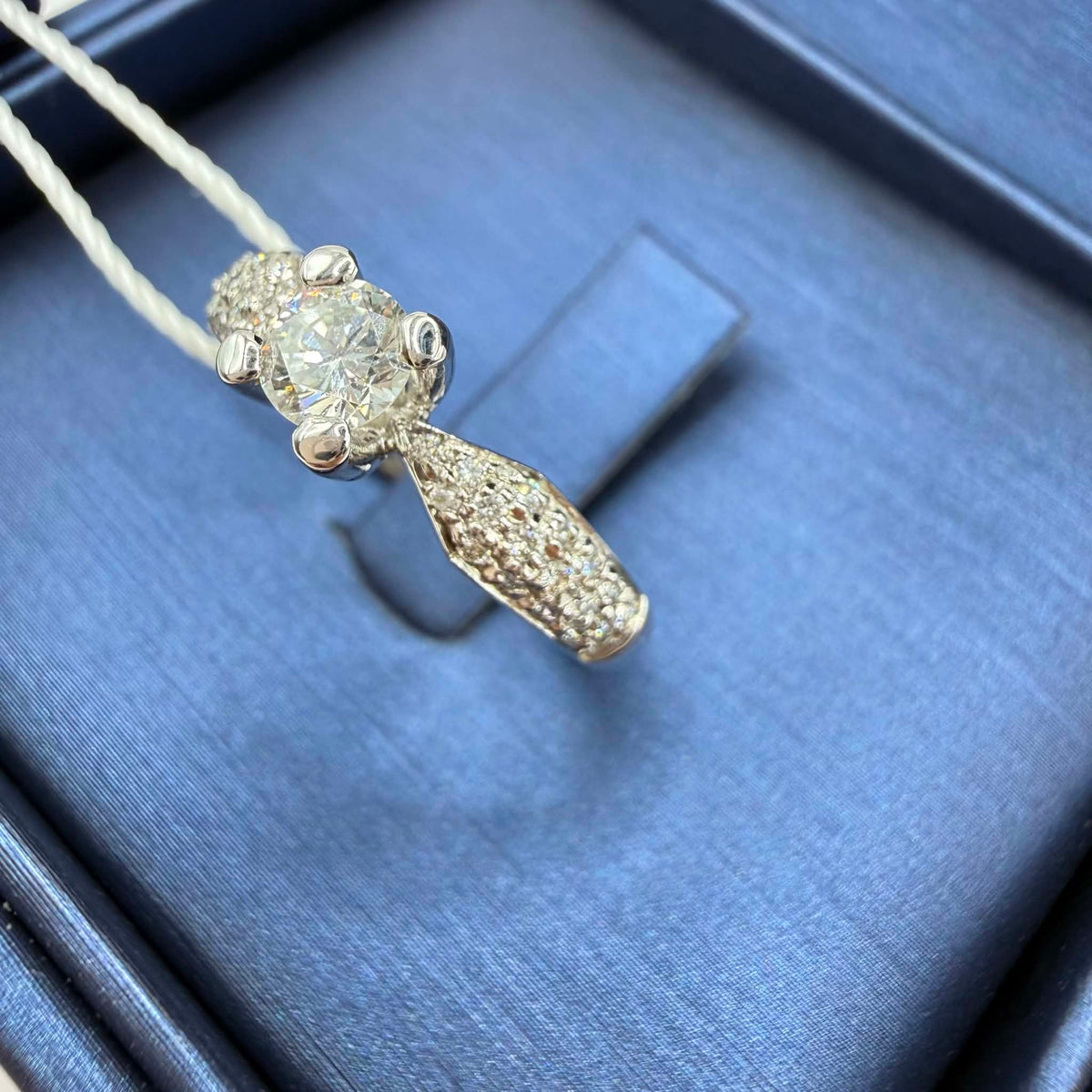 Anello Solitario in Oro 18KT 18KT e Diamante ct. 0,24