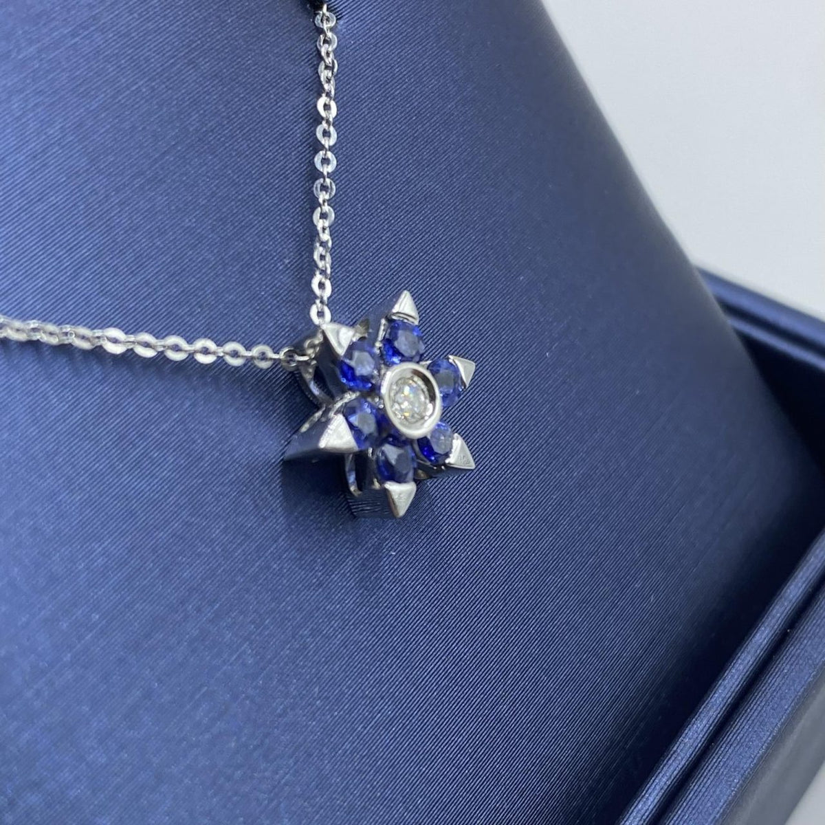 Collana a Fiore in Oro 18KT 18KT con Diamante e Zaffiri Ct. 0,30