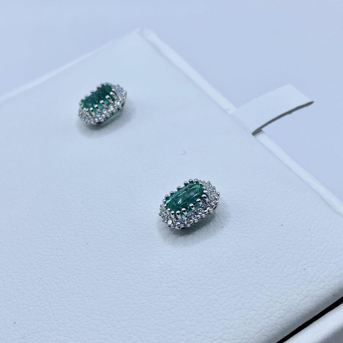 Orecchini Miluna in Oro 18KT 18KT con Diamanti e Smeraldi Ct. 1,1