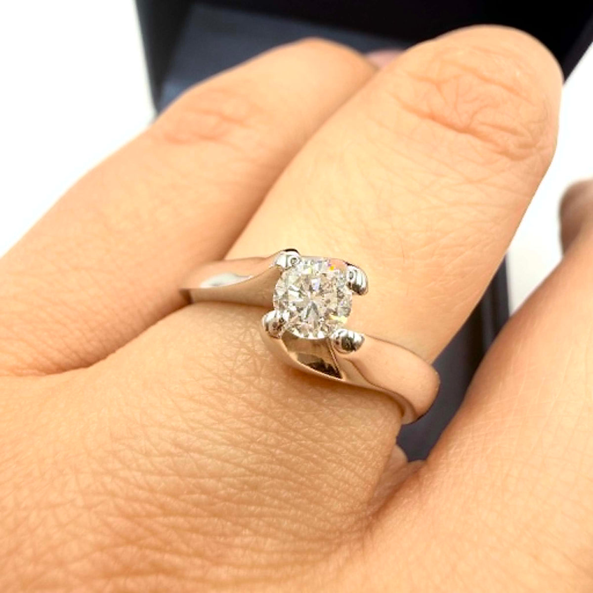 Anello Solitario in Oro 18KT 18KT e Diamante Ct 0.34 G-VS1