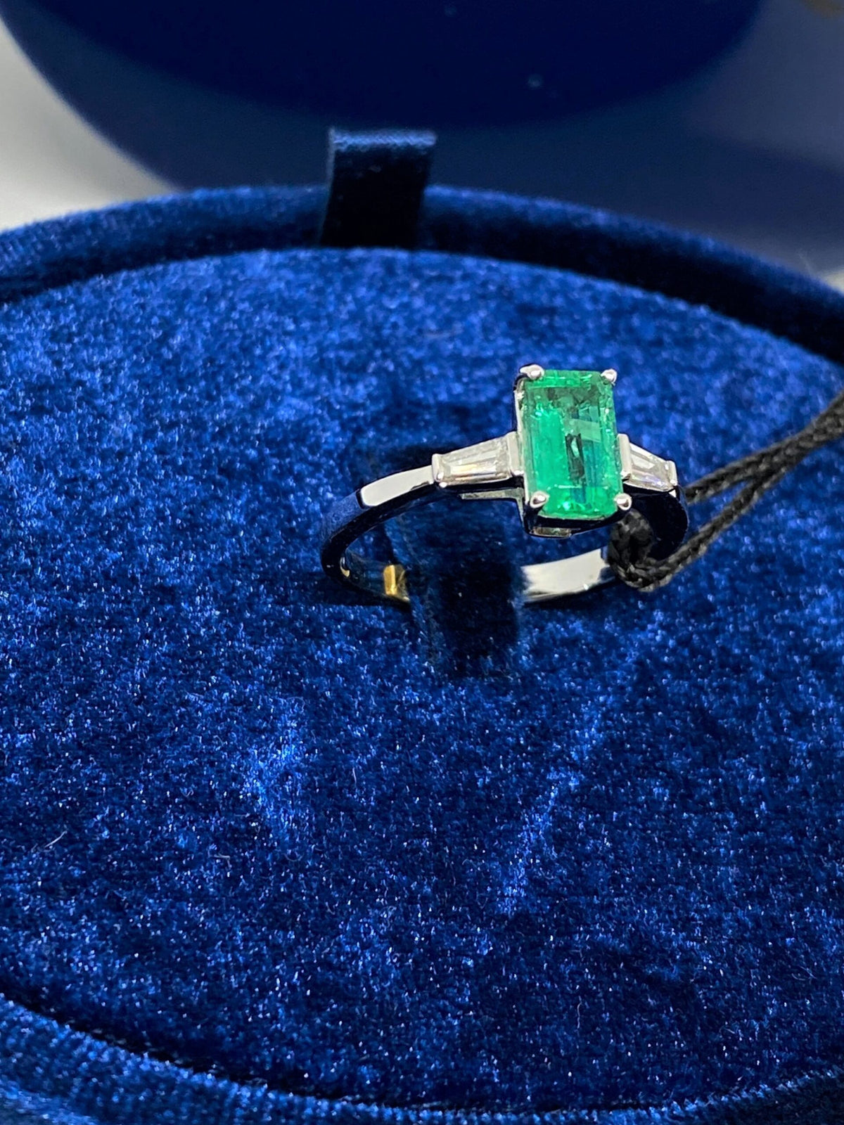 Anello Recarlo Con Smeraldo Ct 0,97 e Diamanti - ZF700/BS