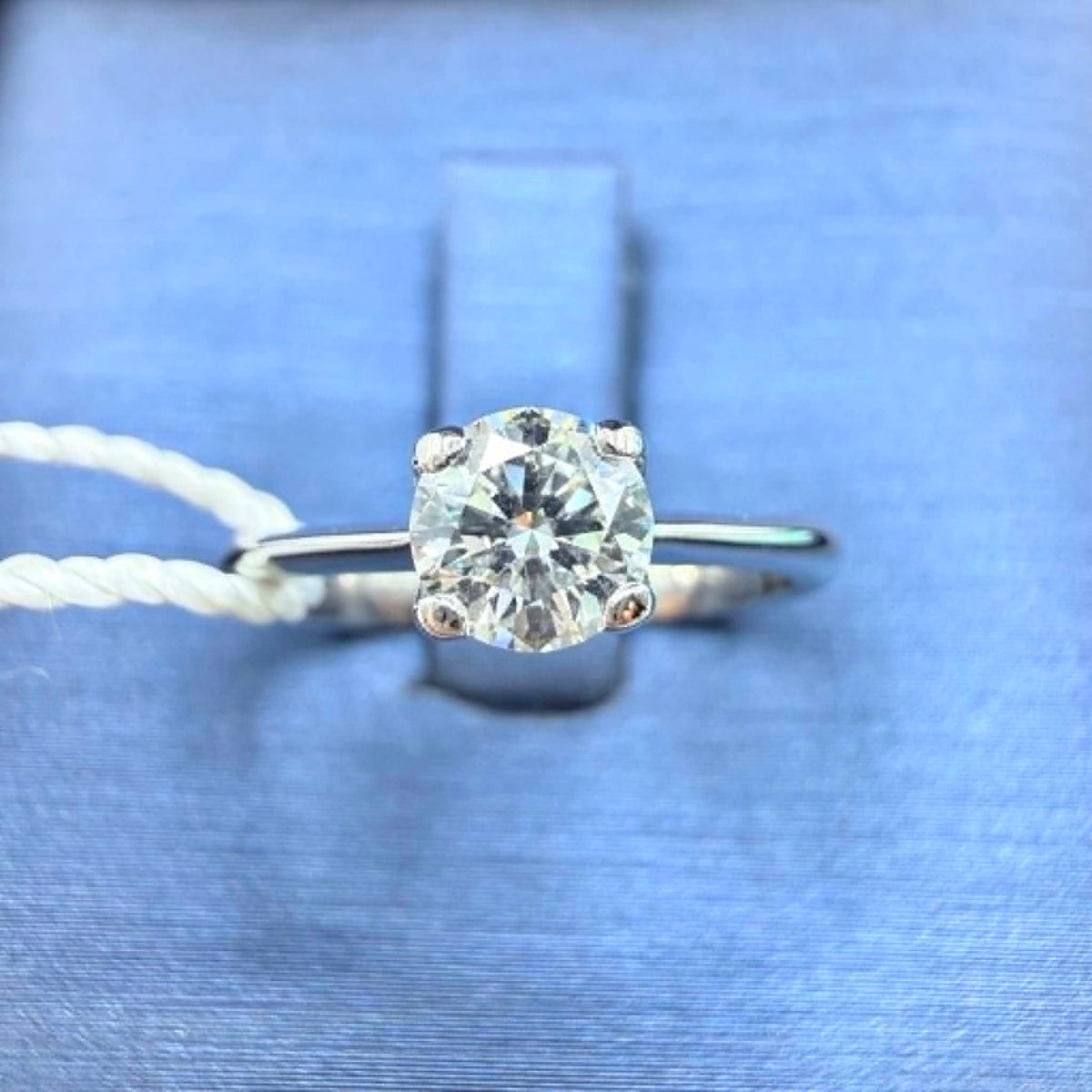 Anello Solitario in Oro 18KT 18KT e Diamante Ct. 0.50 G-VS1