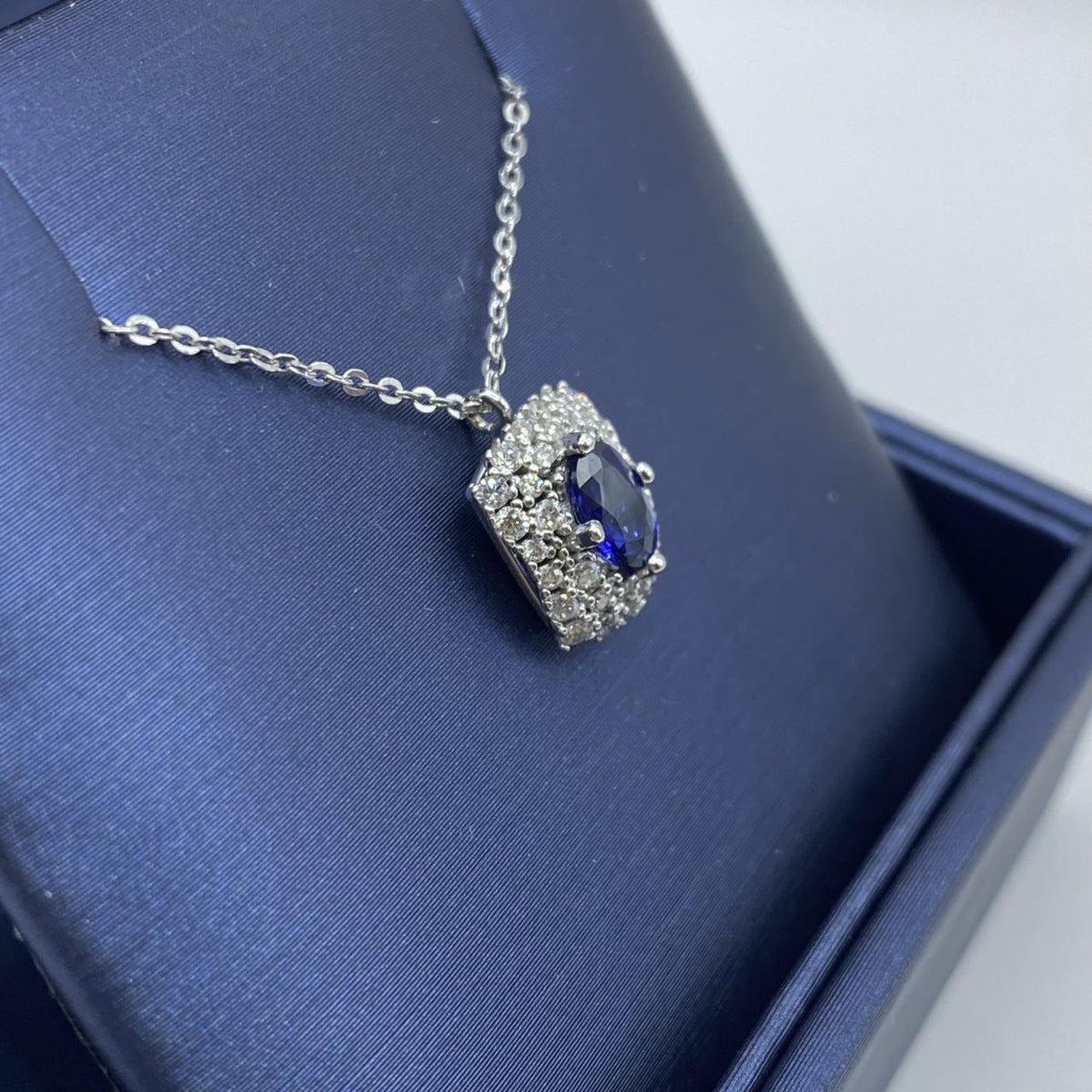 Collana Comete in Oro 18KT 18KT con Zaffiro Ct. 0,61 e Diamanti