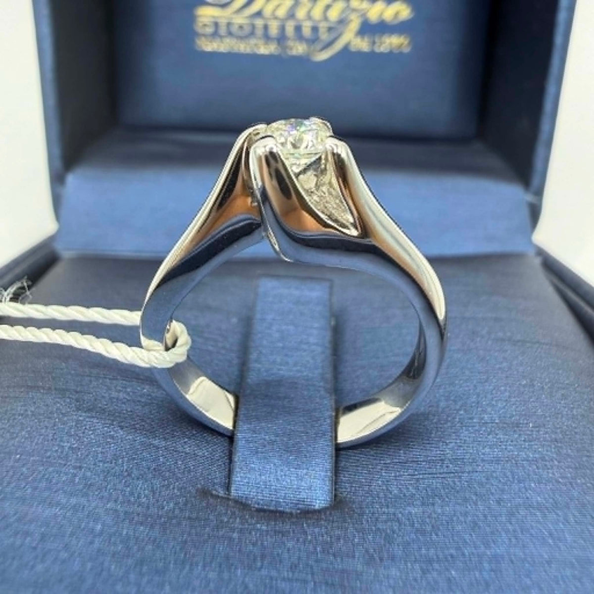 Anello Solitario in Oro 18KT 18KT e Diamante Ct 0.34 G-VS1