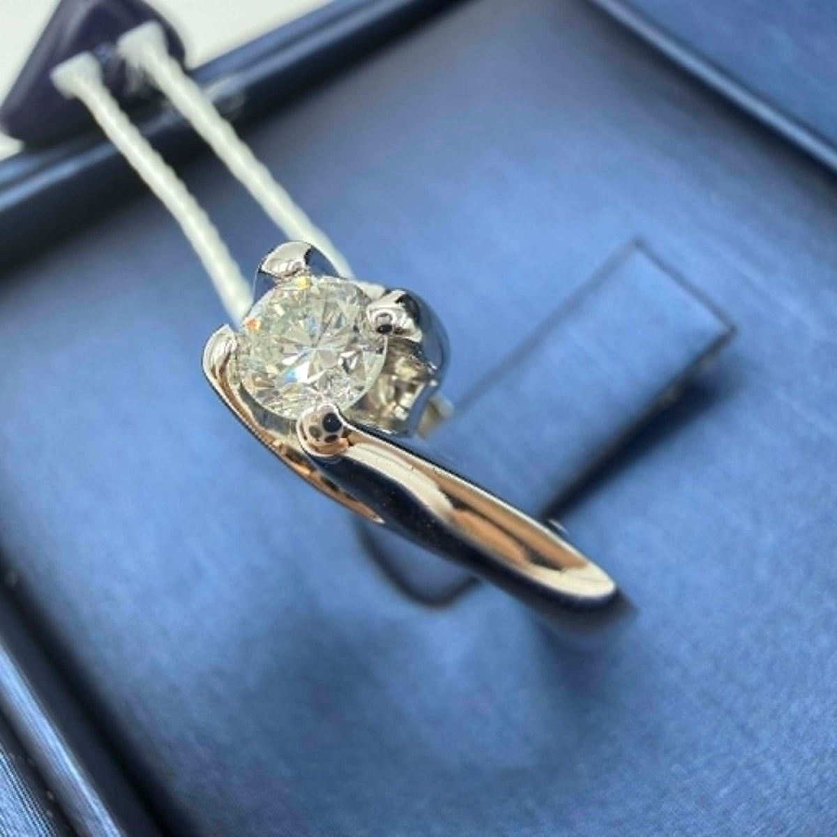 Anello Solitario in Oro 18KT 18KT e Diamante Ct 0.34 G-VS1