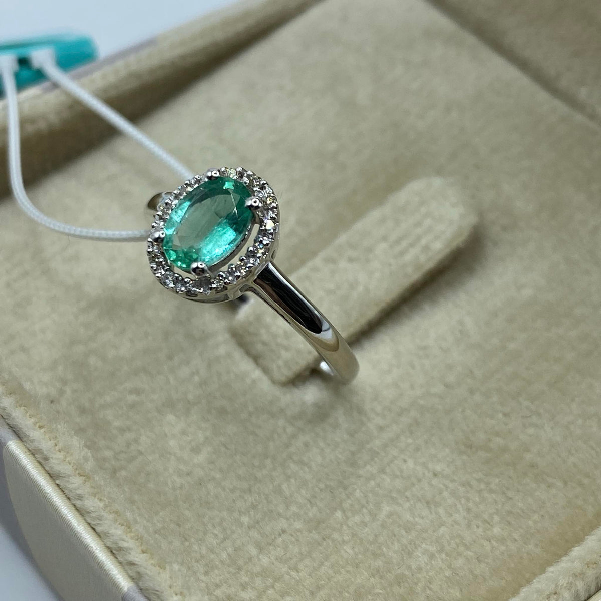 Anello Donna Oro 18KT con Smeraldo Ct 0.70 e Diamanti
