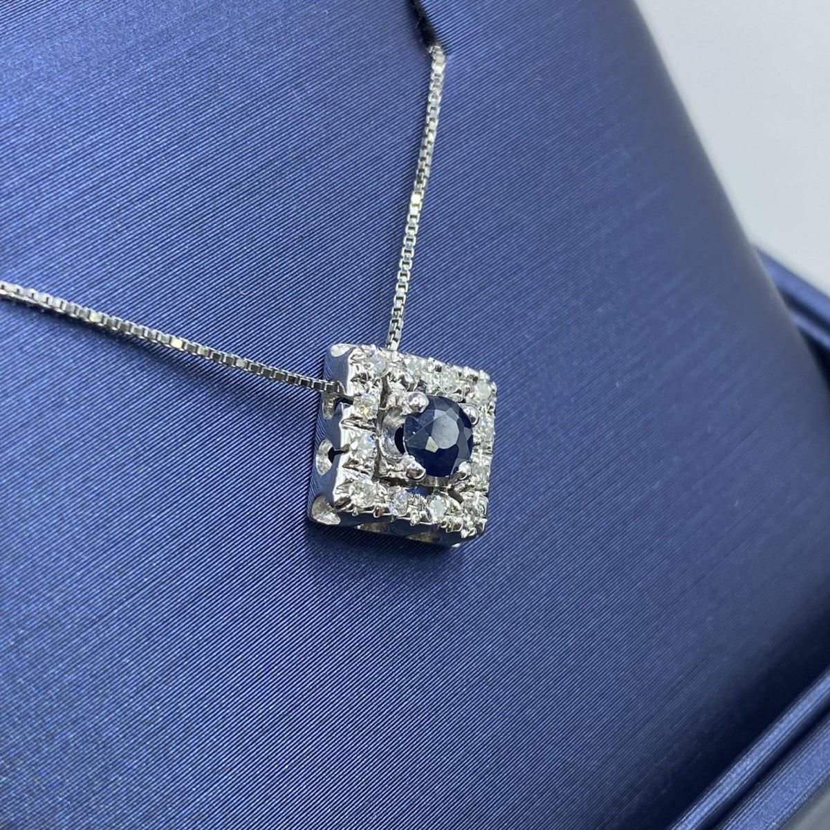 Collana a Rombo in Oro 18KT 18KT con Diamante e Zaffiri Ct. 0,20