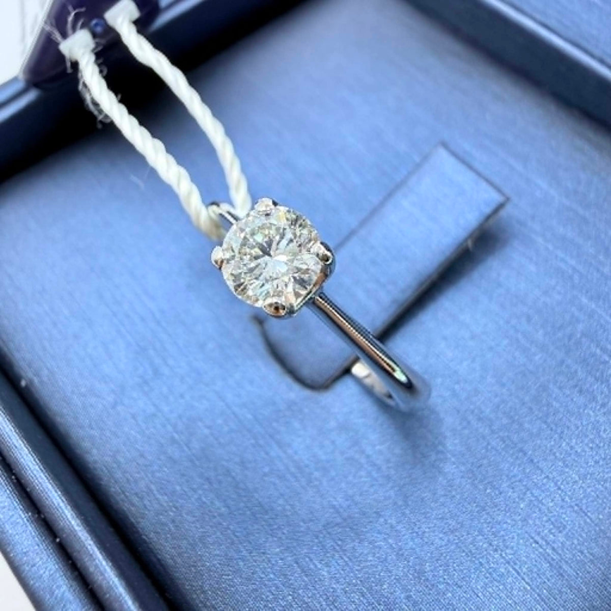 Anello Solitario in Oro 18KT 18KT e Diamante Ct. 0.50 G-VS1