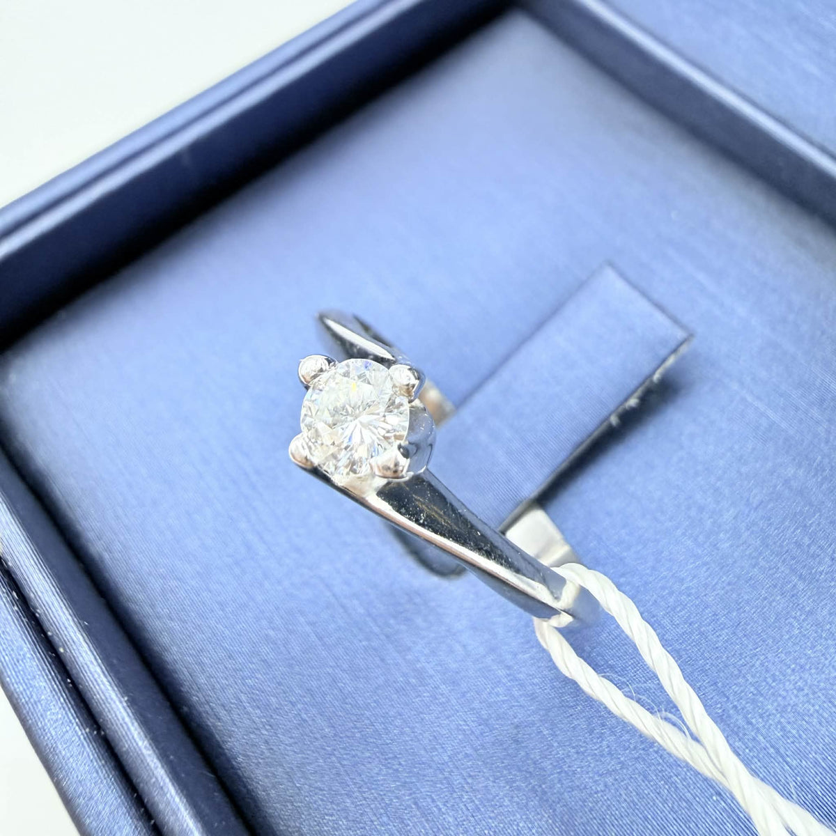 Anello Solitario in Oro 18KT 18KT e Diamante Ct. 0,30 G-IF