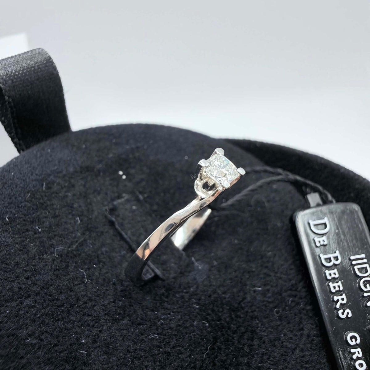 Anello Solitario Forever Unique con Diamante De Beers Ct. 0,31