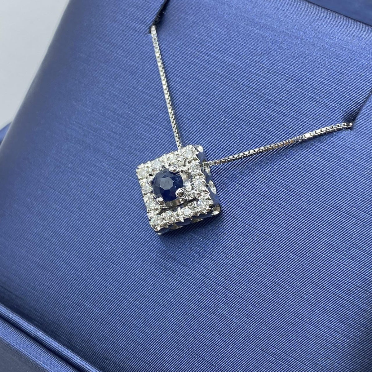 Collana a Rombo in Oro 18KT 18KT con Diamante e Zaffiri Ct. 0,20