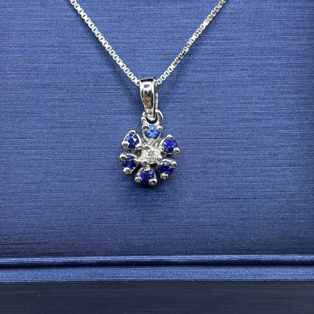 Collana a Fiore in Oro 18KT 18KT con Diamante e Zaffiri Ct. 0,20