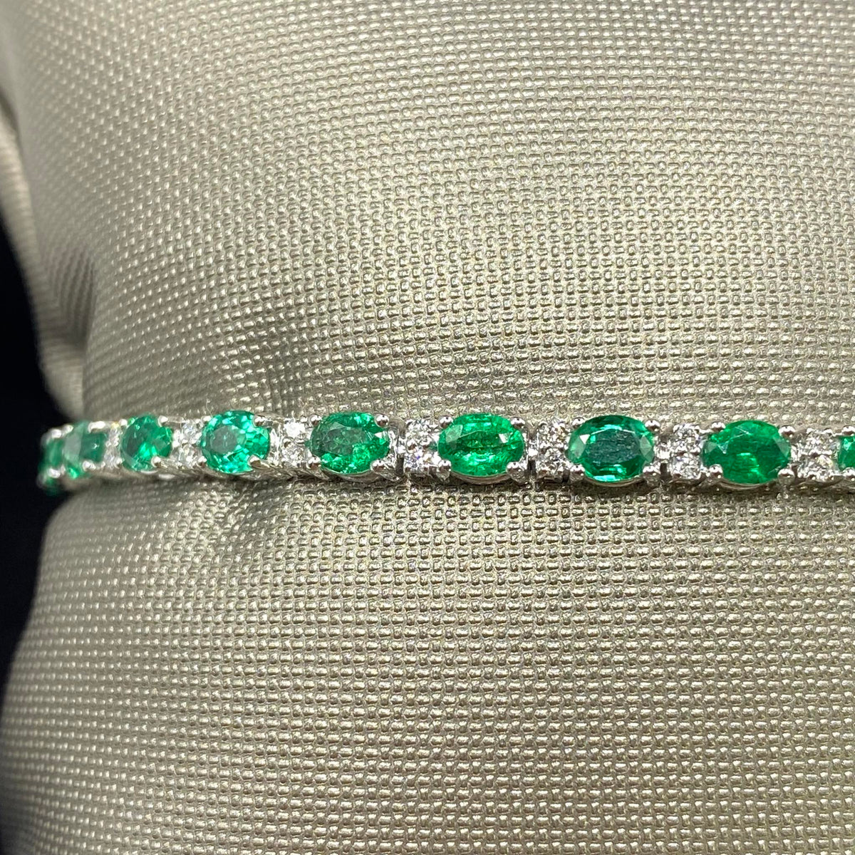Bracciale Tennis Crivelli in Oro 18KT con Smeraldi Ct. 4,20 e Diamanti