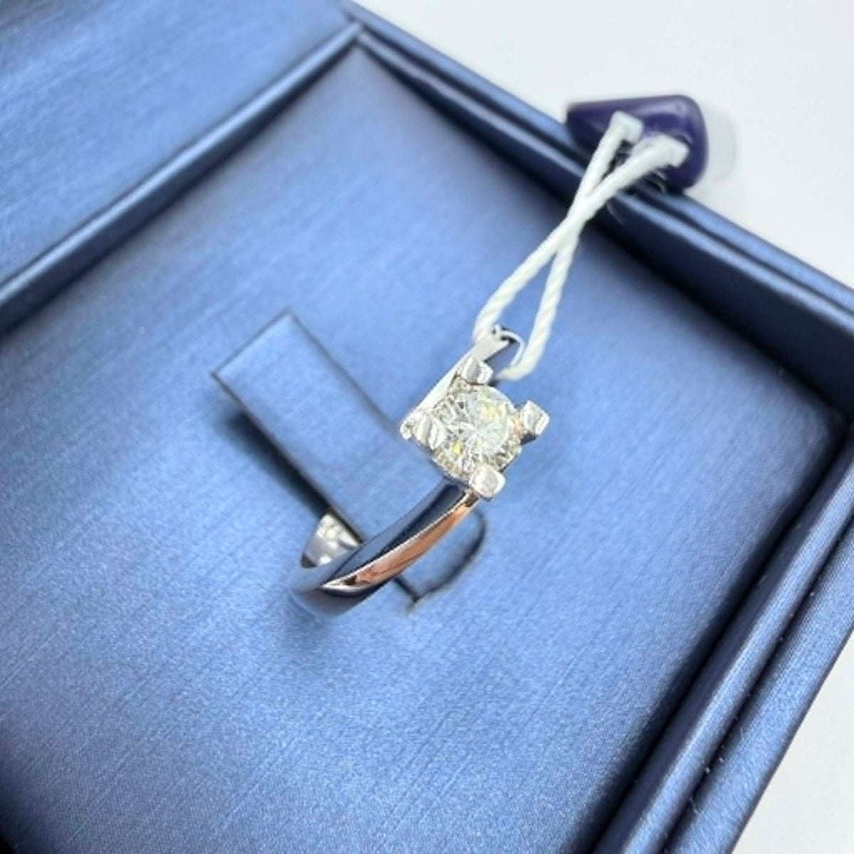 Anello Solitario in Oro 18KT 18KT e Diamante Ct. 0,30 G-VVS