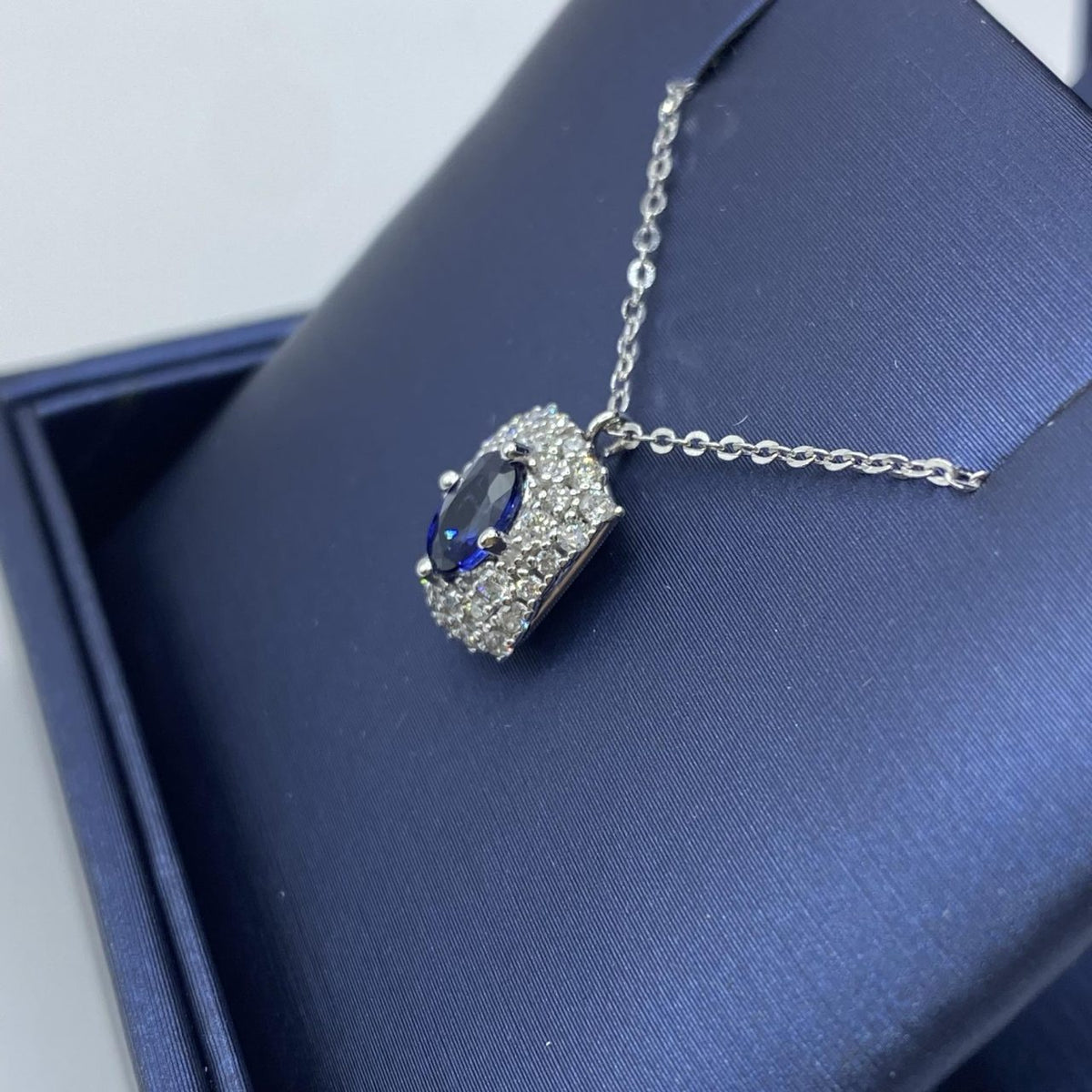 Collana Comete in Oro 18KT 18KT con Zaffiro Ct. 0,61 e Diamanti