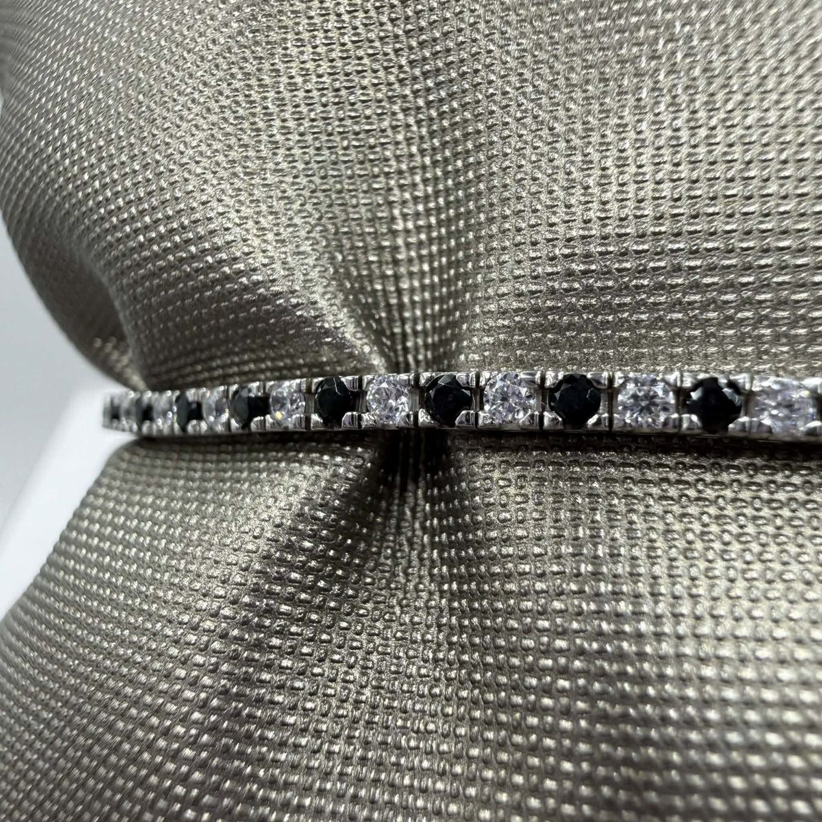 Bracciale Tennis in Oro 18KT 18KT e Zirconi Neri e Bianchi