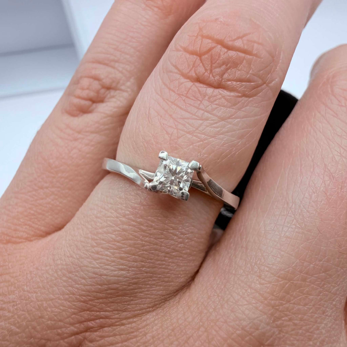 Anello Solitario Forever Unique con Diamante De Beers Ct. 0,31