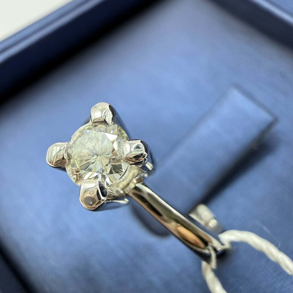 Anello Solitario in Oro 18KT 18KT e Diamante Ct. 0.33 G-IF