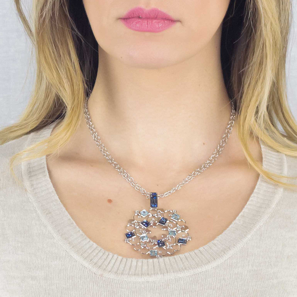 Collana rodiata con rosone in Swarovski crystal rock blu montata XGR482