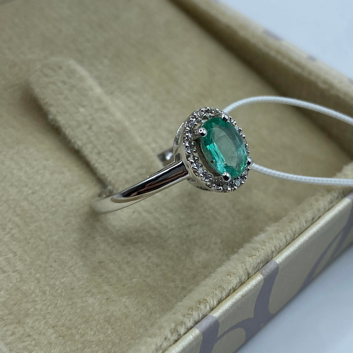 Anello Donna Oro 18KT con Smeraldo Ct 0.70 e Diamanti