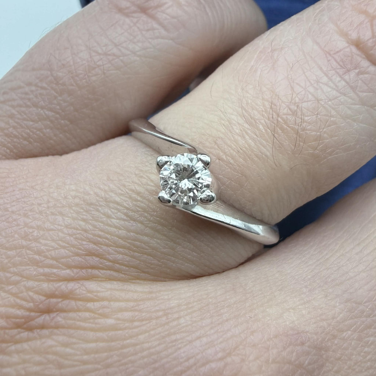 Anello Solitario in Oro 18KT 18KT e Diamante Ct. 0,30 G-IF