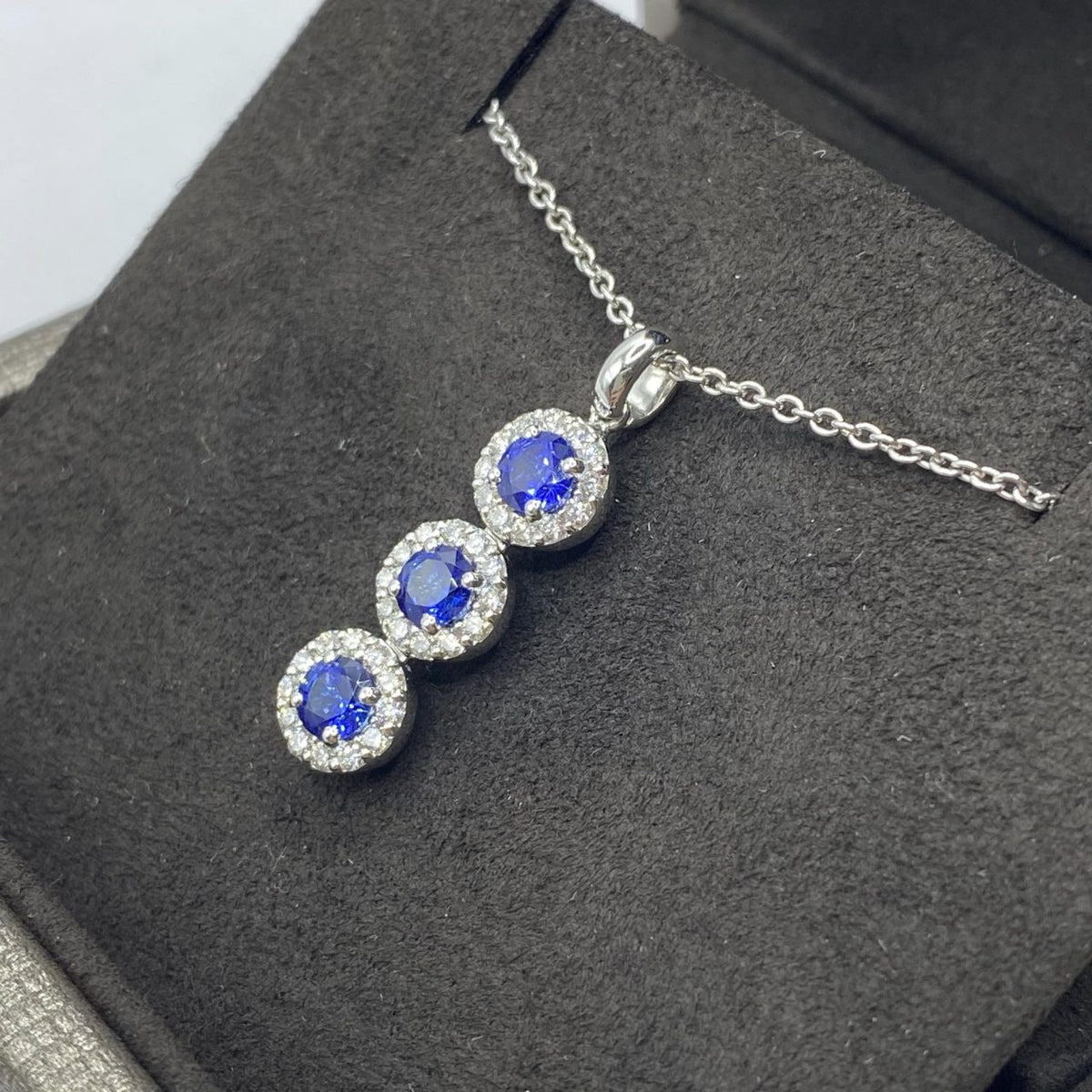 Collana Trilogy Crivelli in Oro 18KT 18KT con Diamanti e Zaffiri Ct. 0,92
