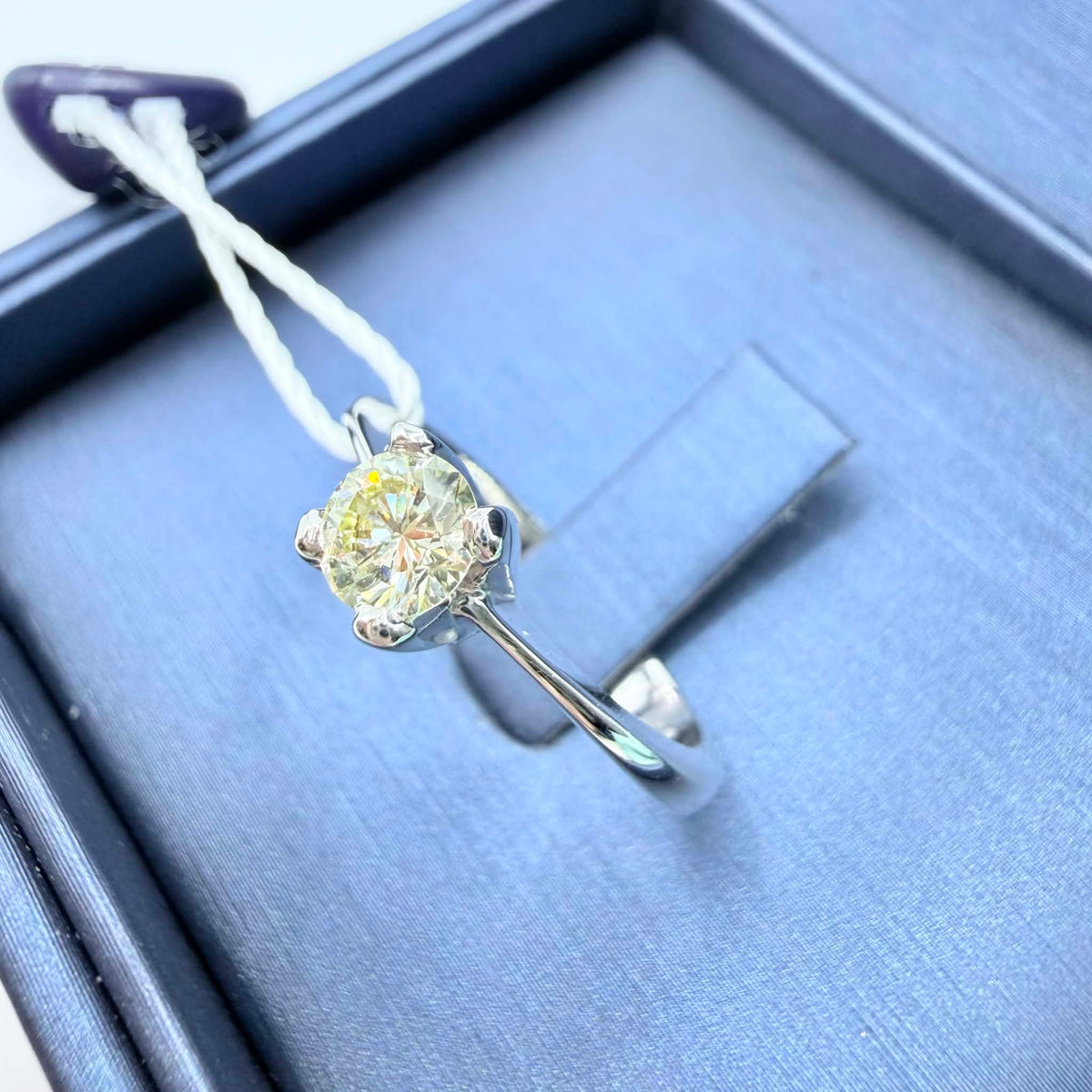 Anello Solitario in Oro 18KT 18KT e Diamante Ct. 0.48 J-SI1