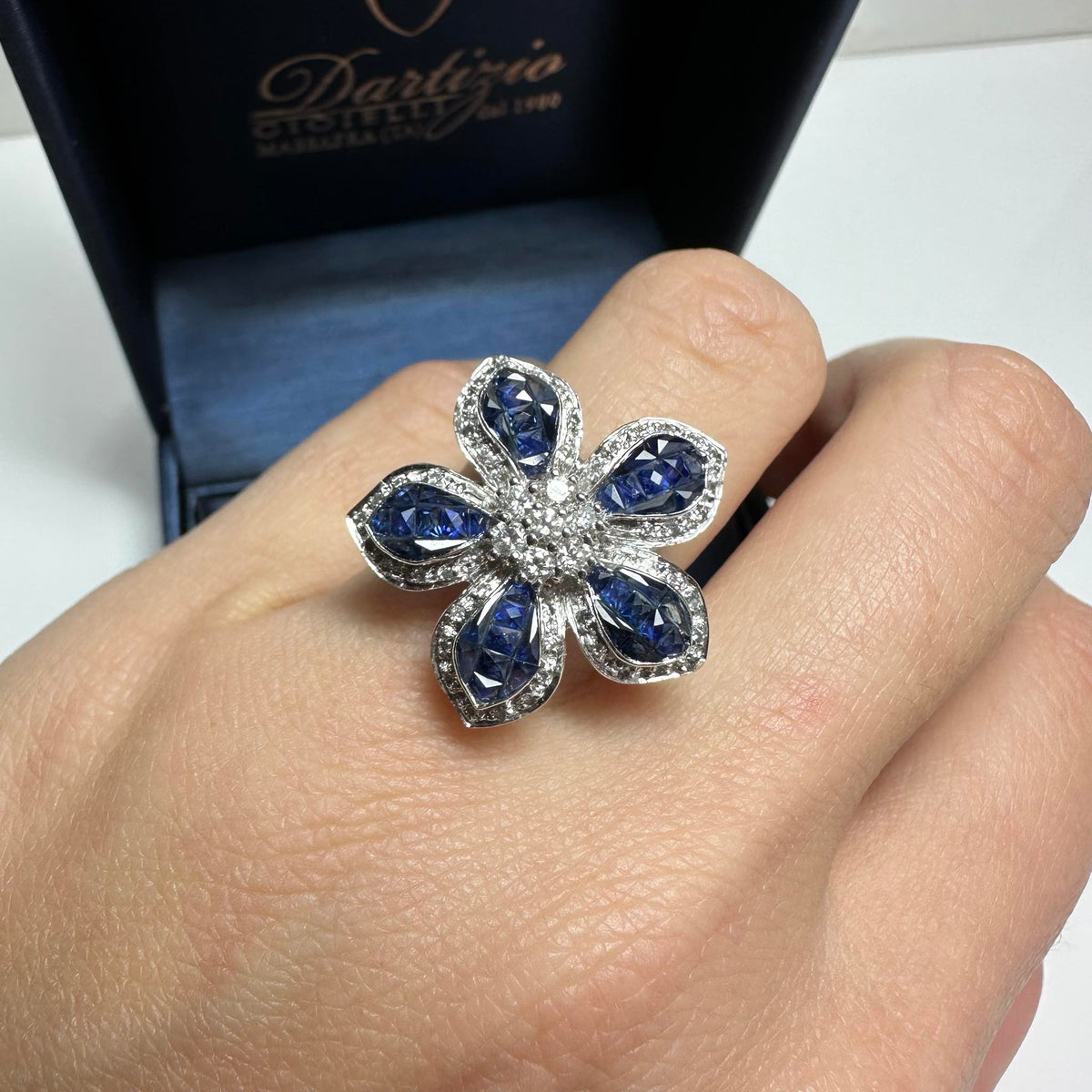 Anello Dartizio Gioielli a Fiore in Oro 18KT 18KT con Zaffiri e Diamanti