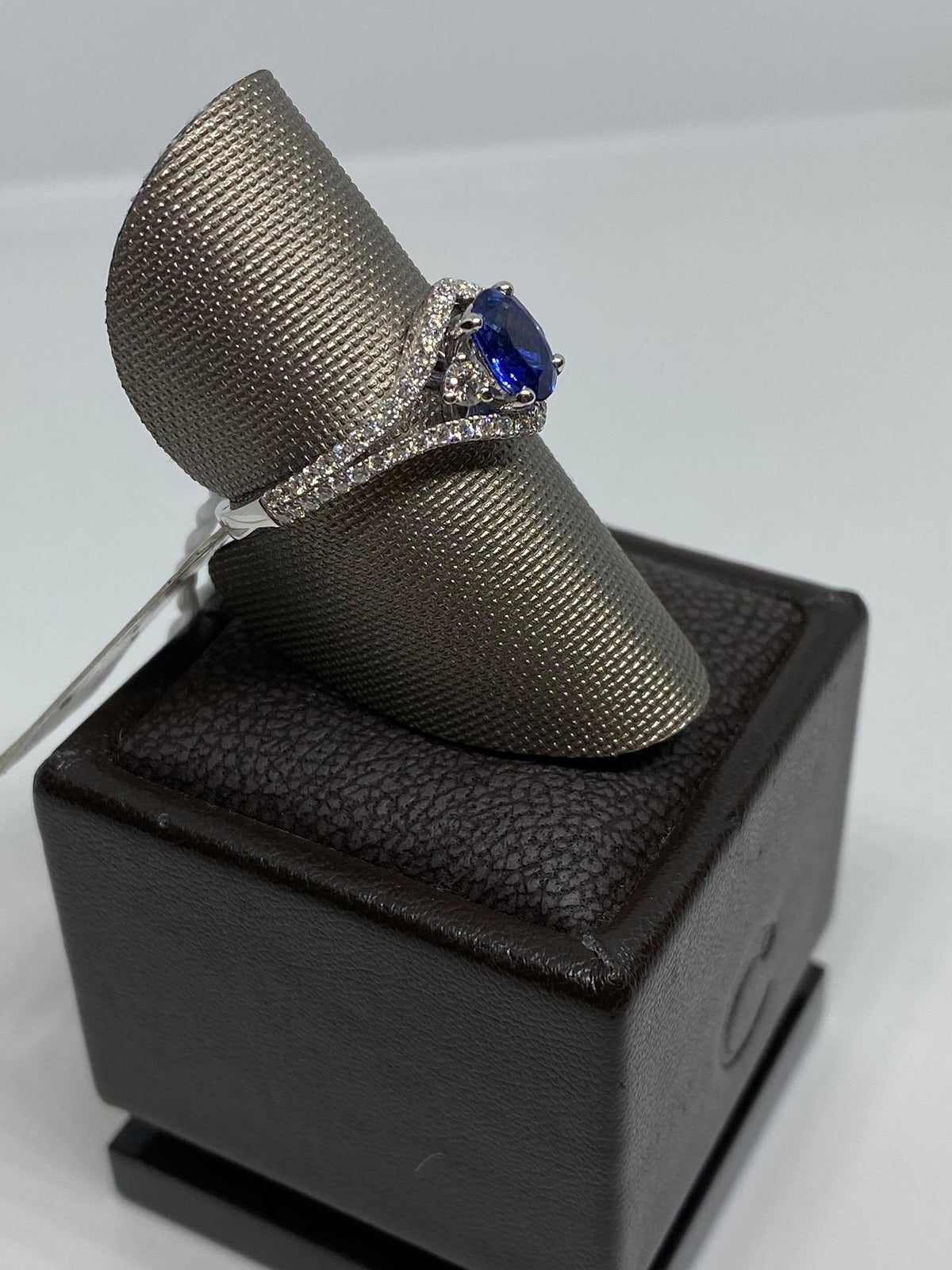 Anello donna Crivelli con Zaffiro ct 0.97 e Diamanti