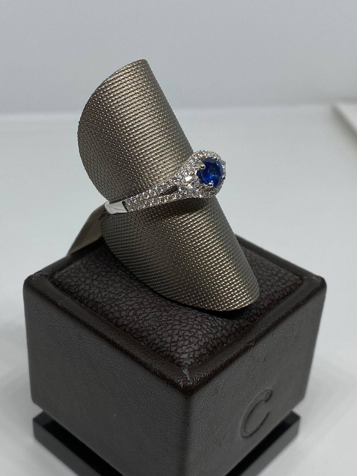Anello donna Crivelli con Zaffiro Ct 0.49 e Diamanti