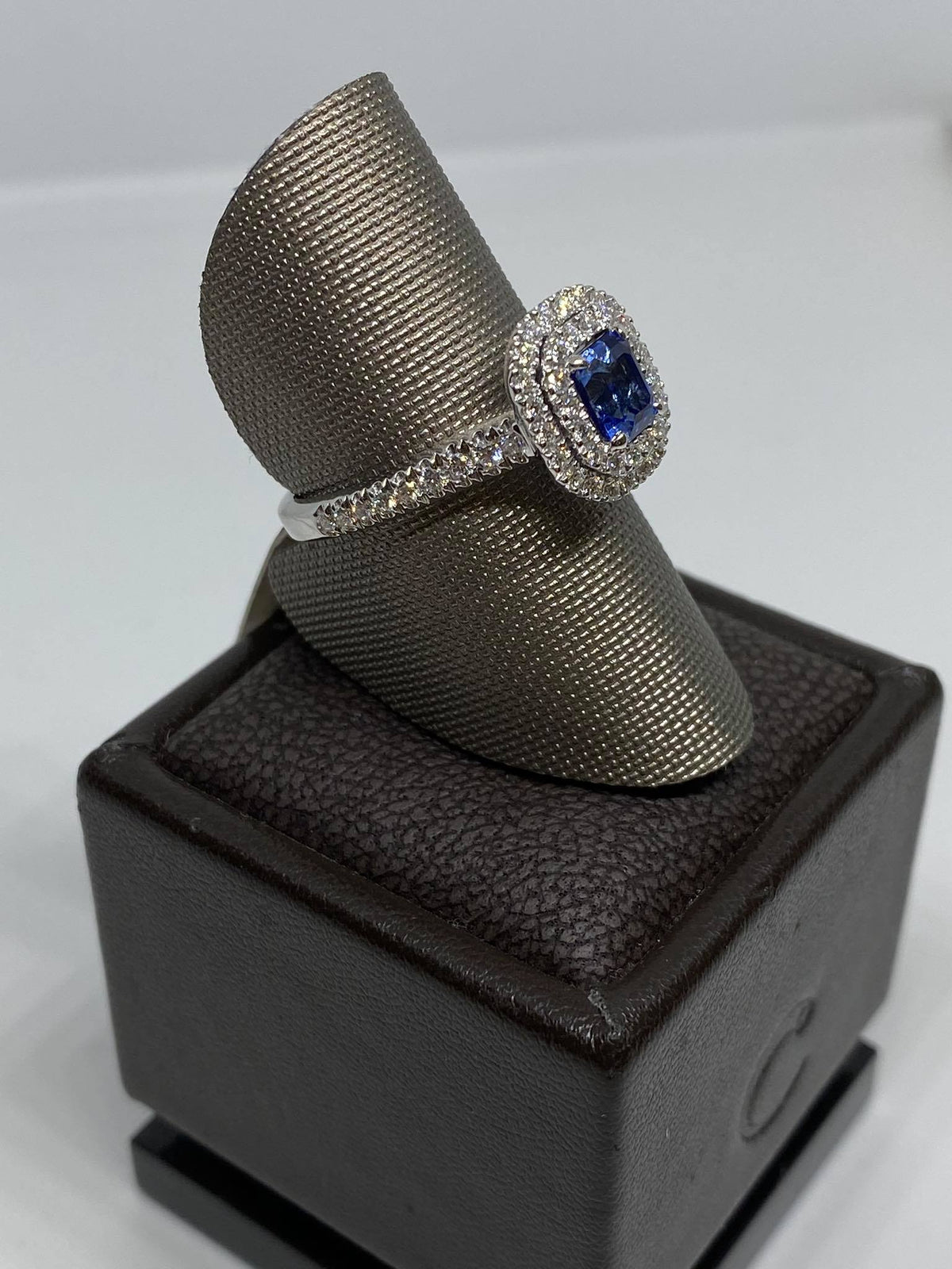 Anello Donna Crivelli Con Zaffiro Ct 1.05 e Diamanti