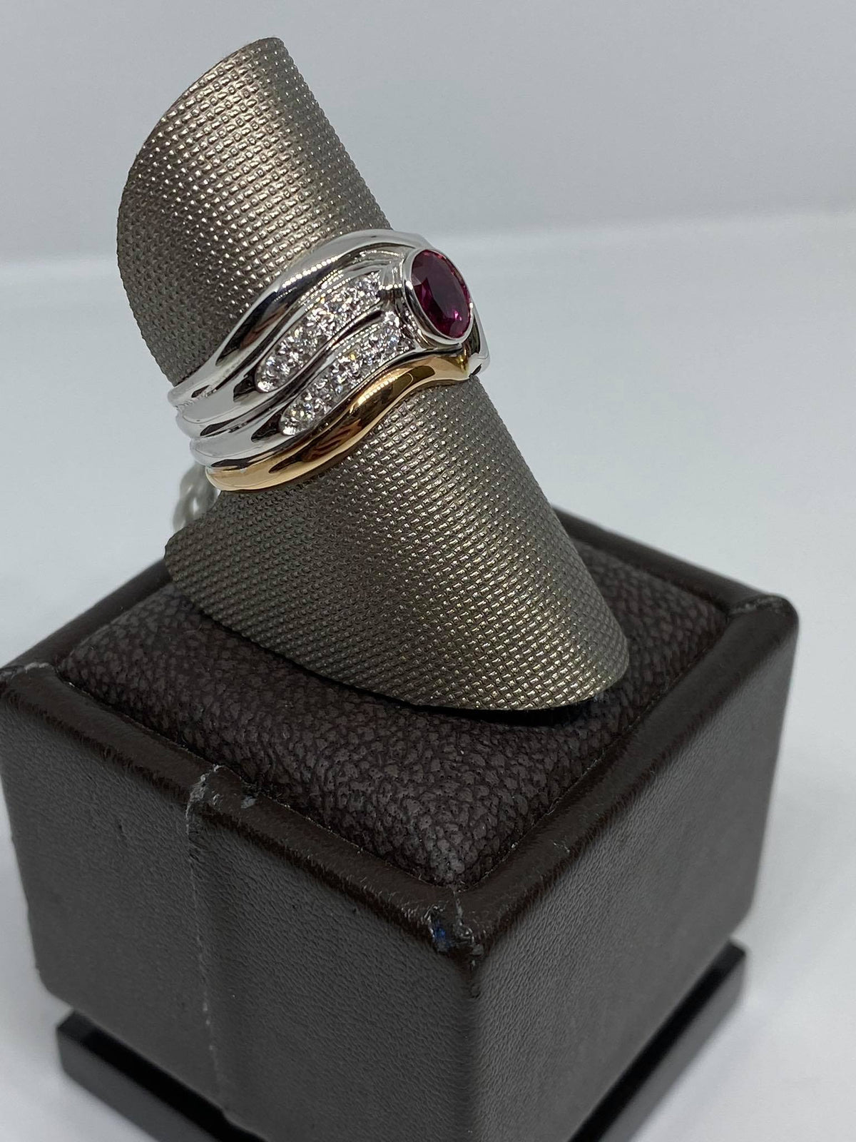 Anello Donna a fascia Salvini con Rubino Ct 0.48 e Diamanti
