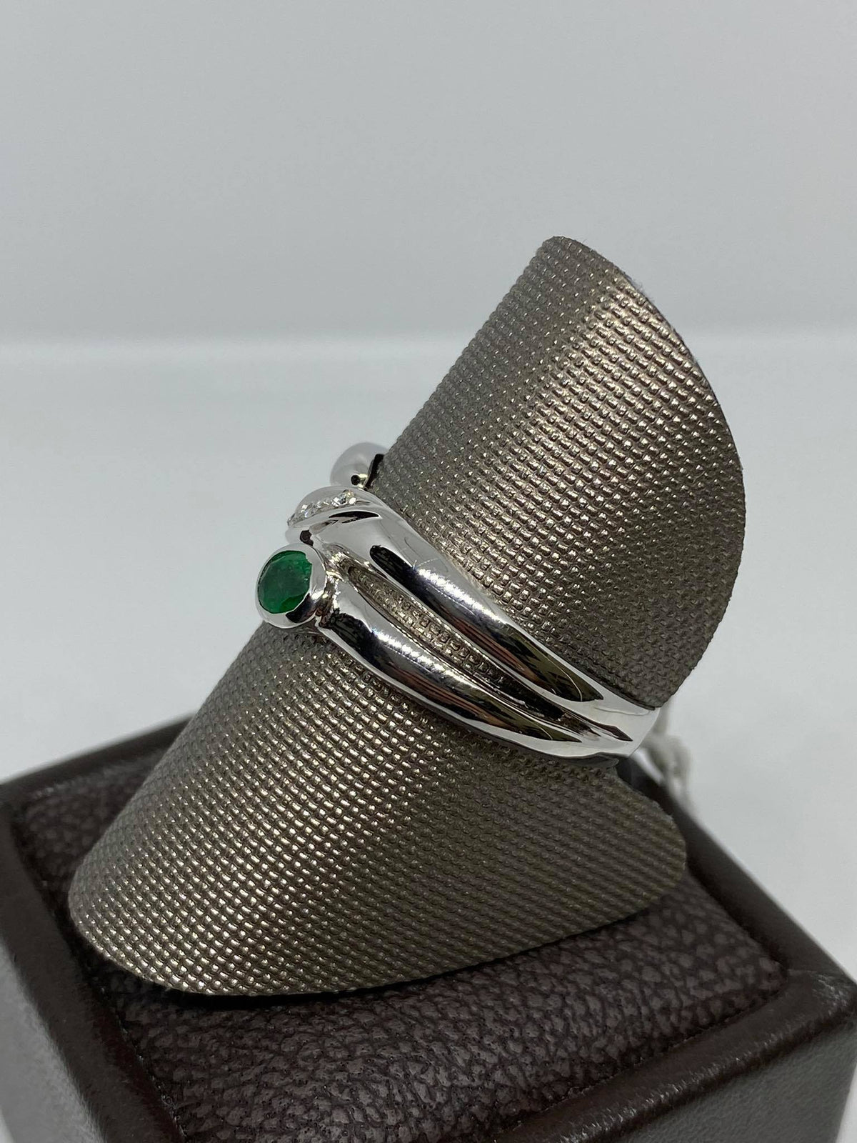 Anello Donna con smeraldo Ct 0.25 e diamanti